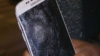 La esquirla golpeó el frente de la pantalla