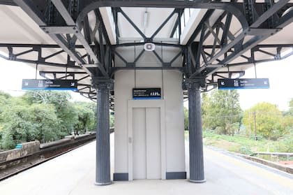 La estación 3 de Febrero del tren Mitre incorporó un ascensor para personas con movilidad reducida.
