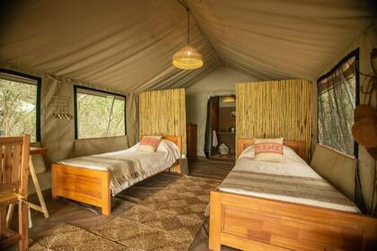 La estación de campo cuenta con generada por paneles solares, agua potable que se filtra desde la laguna, carpas casa con camas y baños individuales.