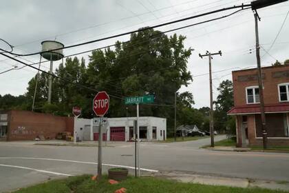 la estación de Exxon que alberga el Blimpie y el Pizza Hut donde los trabajadores almorzaban, el nuevo restaurante mexicano y la histórica ferretería del centro, también sentirán la salida de la fábrica