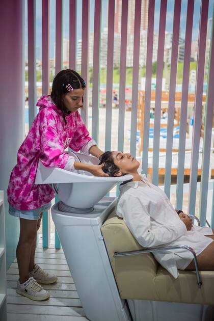 La Estación de Lavado es la novedad de este año. Las consumidoras podrán lavarse el cabello con las máscaras de tratamiento Sedal.