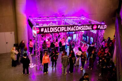 La estación de peinados ubicada en el hall del Movistar Arena