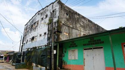 La estación de policía de La Gabarra parece una cárcel, según los mismos oficiales