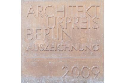 “La estación de servicio”, como todos la conocen, fue llevada a cabo por el Estudio Planbb (planbb.de) y en 2009 se alzó con el Premio de Arquitectura que la ciudad otorga cada tres años a los proyectos más innovadores.
