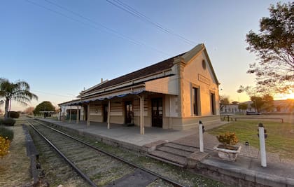 La estación de tren está en el centro del pueblo habitado por descendiente de inmigrantes.
