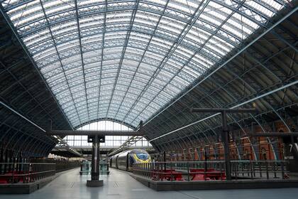 La estación de tren St Pancras International se ve vacía en Londres el 20 de diciembre de 2020