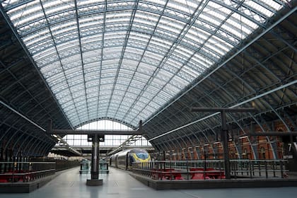La estación de tren St Pancras International se ve vacía en Londres el 20 de diciembre de 2020