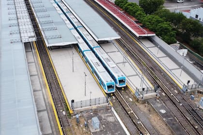 La estación de trenes de Once con trenes detenidos en las plataformas