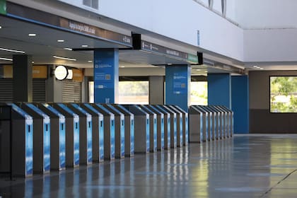 La estación de trenes de Once sin movimiento: los pasajeros debieron llegar a destino en micros particulares