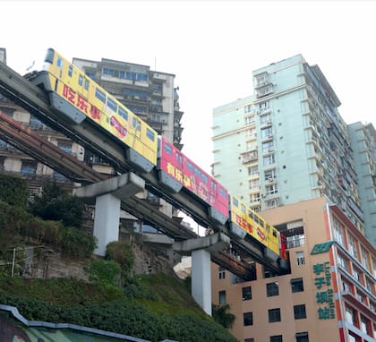 La estación del metro Liziba es famosa porque es un edificio que se “traga” el metro