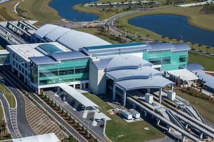 La estación del tren Brightline en Orlando está adjunta a la Terminal C del aeropuerto de la ciudad