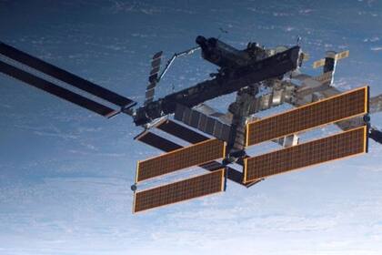 La estación espacial internacional (EEI) puede albergar a seis astronautas y requiere de 75kW a 90kW de energía para todas sus necesidades
