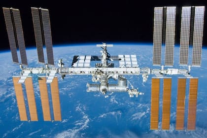 La Estación Espacial Internacional fue lanzada el 20 de noviembre de 1998 y habitada por tripulación humana ininterrumpidamente desde el 2 de noviembre de 2000