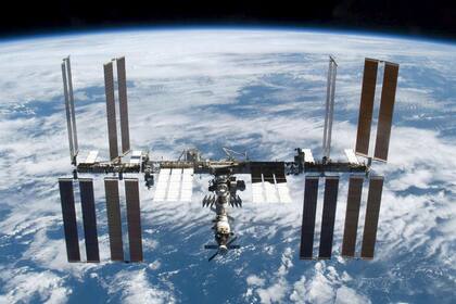 La Estación Espacial Internacional orbita la Tierra a 400 kilómetros de distancia con varios astronautas dentro