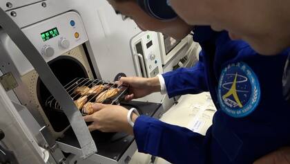 La estación espacial Tiangong cuenta ahora con un horno especialmente diseñado para funcionar en el espacio; la intención es que los astronautas, que pasan seis meses en la estación, tengan una mayor variedad de alimentación