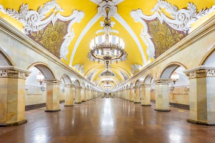 La estación Komsomolskaya, con sus gigantes lámparas antiguas, parece la sala de un palacio barroco.