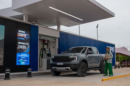La estación móvil de YPF en Pinamar opera con asistencia en tiempo real desde el RTIC de Comercialización.