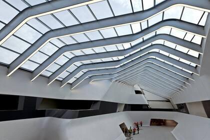 La estación Napoli Afragola del estudio Zaha Hadid cuenta con una sorprendente estructura serpentina con un techo de vidrio que inunda su interior de luz
