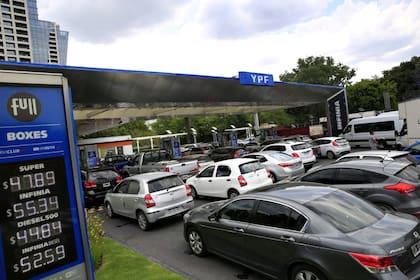 La estación YPF de Figueroa Alcorta y Echeverría con gran cantidad de vehículos cargando combustibles