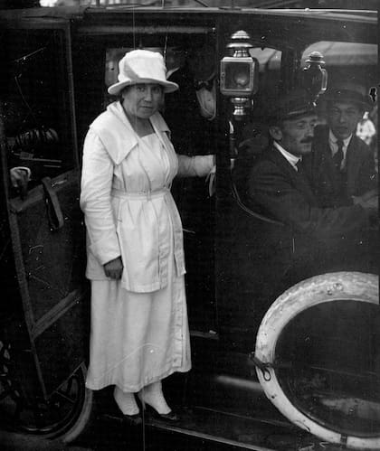 La estadounidense conoció a Julieta Lanteri, a quien vemos saliendo de un auto, y apuntó en su libro que la médica se presentó como candidata en las elecciones de 1919.