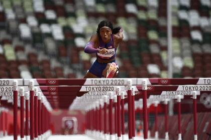 La estadounidense Erica Bougard compite en los 100 metros con vallas en el Estadio Olímpico de Tokio el 4 de agosto de 2021.