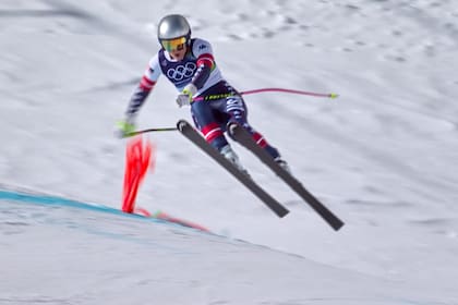 La estadounidense Lindsey Vonn mientras se impactó en su carrera en el descenso femenino en los Juegos Olímpicos de Invierno