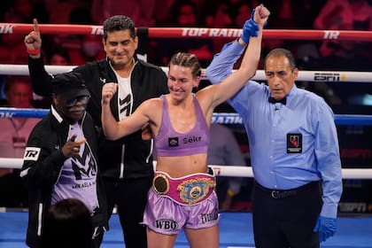 La estadounidense Micaela Mayer conquistó el título mundial superpluma de la Organización Mundial de Boxeo al vencer a la argentina Érica Farías, en Las Vegas. 