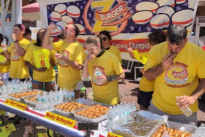 La estadounidense Molly Schuyler revalidó su título en el concurso anual de comer hamburguesas con motivo del Día de la Independencia de Estados Unidos