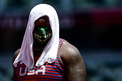 La estadounidense Raven Saunders compitió en Tokio con máscaras de Hulk y el Guasón