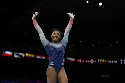 La estadounidense Simone Biles celebra tras ganar la medalla de oro con su equipo nacional en el Mundial de gimnasia artística, el miércoles 4 de octubre, en Amberes. (AP Foto/Geert vanden Wijngaert)
