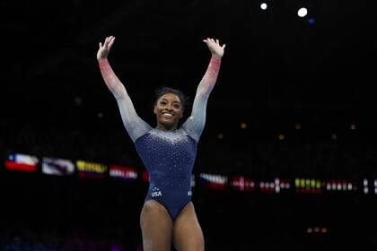 La estadounidense Simone Biles celebra tras ganar la medalla de oro con su equipo nacional en el Mundial de gimnasia artística, el miércoles 4 de octubre, en Amberes. (AP Foto/Geert vanden Wijngaert)