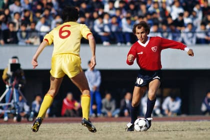 La estampa de Bochini en la cancha de Tokio: siempre crack