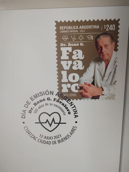 La estampilla en homenaje al Dr. Favaloro, sellada el 12 de julio de 2023, una pieza de colección filatélica entregada a Luis Landriscina, amigo personal del prestigioso cirujano