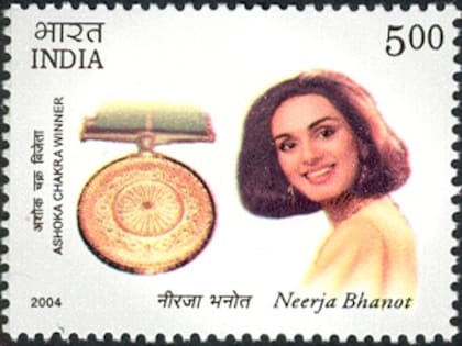 La estampilla que recuerda a Neerja Bhanot muestra al lado de su retrato la medalla al valor que le fue otorgada.