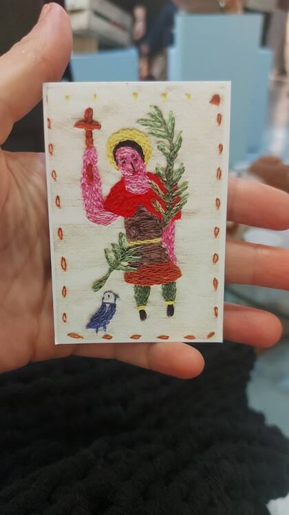 La estampita de San Expedito que se regala en el stand de The White Lodge, para compartir la buena suerte