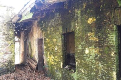 La estancia cuenta con un casco principal de tres pisos y varias dependencias que están completamente tapadas por la vegetación.