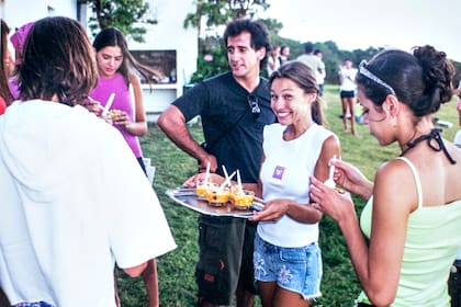 "Pampita" Ardohain junto a los invitados en la estancia de Dotto