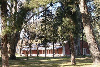 La estancia La Catita, un antiguo casco de estancia que aloja familias y contingentes, cuyo origen se remonta a fines del siglo XIX