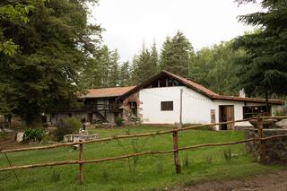 La nueva vida de una vieja estancia con siglos de historia en un paisaje con cascadas y bosques