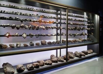 La estantería de la cual fueron robados tres meteoritos en el Parque Provincial Meteoro, de Campo del Cielo, Chaco