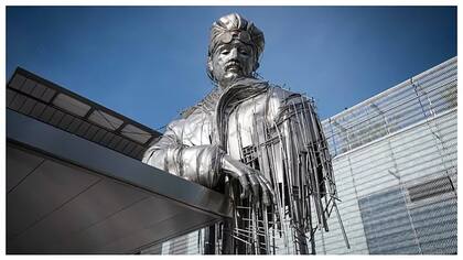La estatua de acero y de seis metros de Roland Garros, el pionero de la aviación francesa que le da el nombre al certamen de Grand Slam parisino.