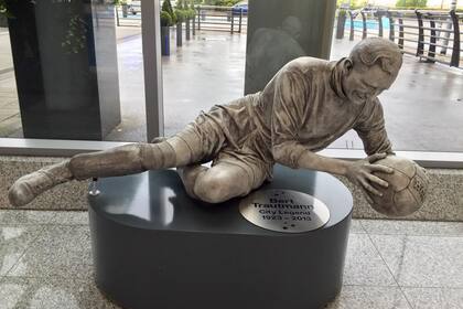 La estatua de "Bert" Trautmann en la sede de Manchester City