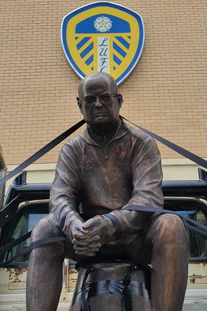 La estatua de Bielsa, de paseo por la puerta del estadio de Leeds