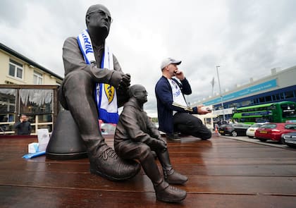 La estatua de Bielsa y su ya popular banquito, en las adyacencias del estadio Elland Road