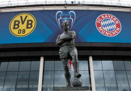 La estatua de Bobby Moore en la entrada de Wembley, sede de la final de la Champions 2012-13