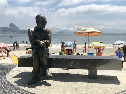 La estatua de Carlos Drummond de Andrade, en el Posto 6 de Copacabana, en Brasil