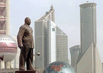 La estatua de Chen Yi, el primer alcalde de Shangai desde 1949. La ciudad portuaria es un poderoso ejemplo del progreso comercial chino