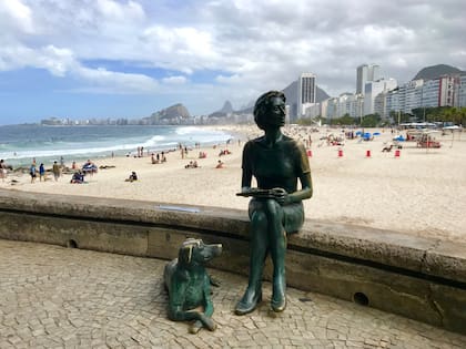 La estatua de Clarice Lispector, en el Posto 1, de Leme, en Brasil