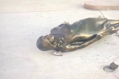 La estatua de Cristina Kirchner fue destrozada en Río Gallegos