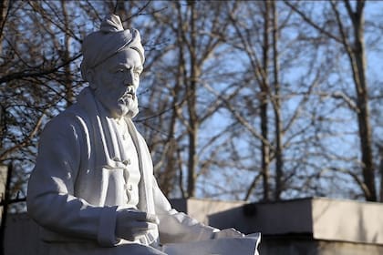 La estatua de Ferdowsi en Teherán